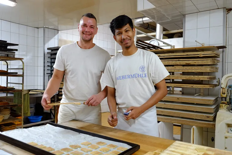 Kevin Klein und Azubi Sajid Newaz Shehab in der Backstube