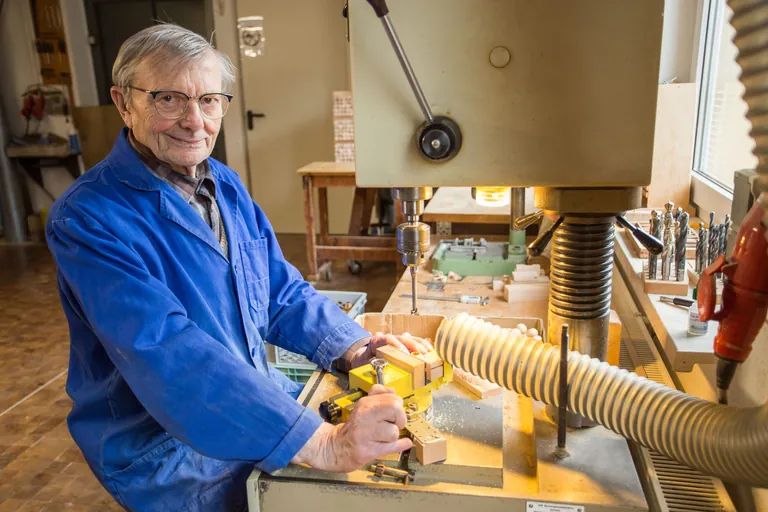 Johannes G&uuml;nther in der Werkstatt