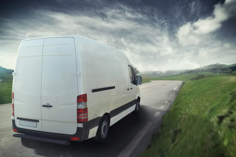 Wei&szlig;er Transporter auf der Stra&szlig;e in gr&uuml;ner Umgebung. 3D-Render
