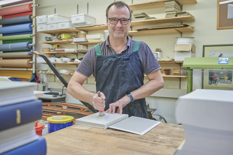 Matthias Hesse in seiner Buchbinderei.