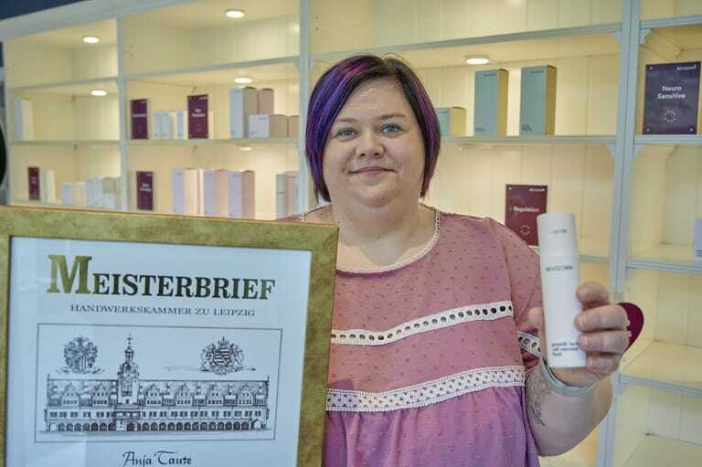 Kosmetikermeisterin Anja Taute zeigt ihren Meisterbrief.