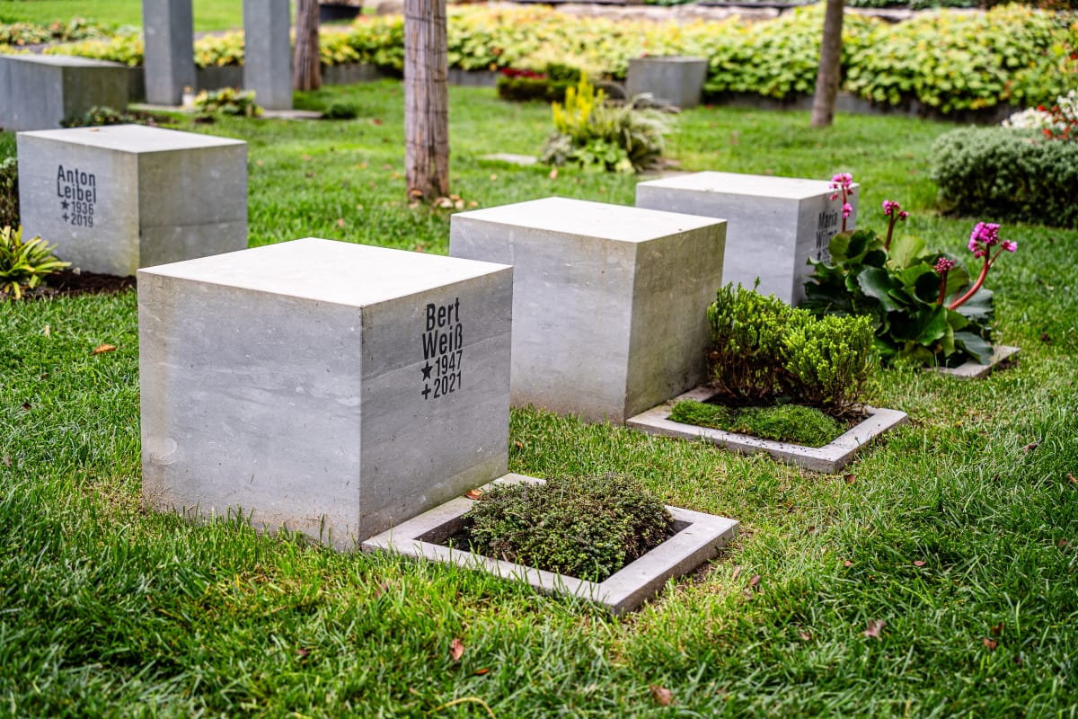 Grabfeld unterm Baumdach