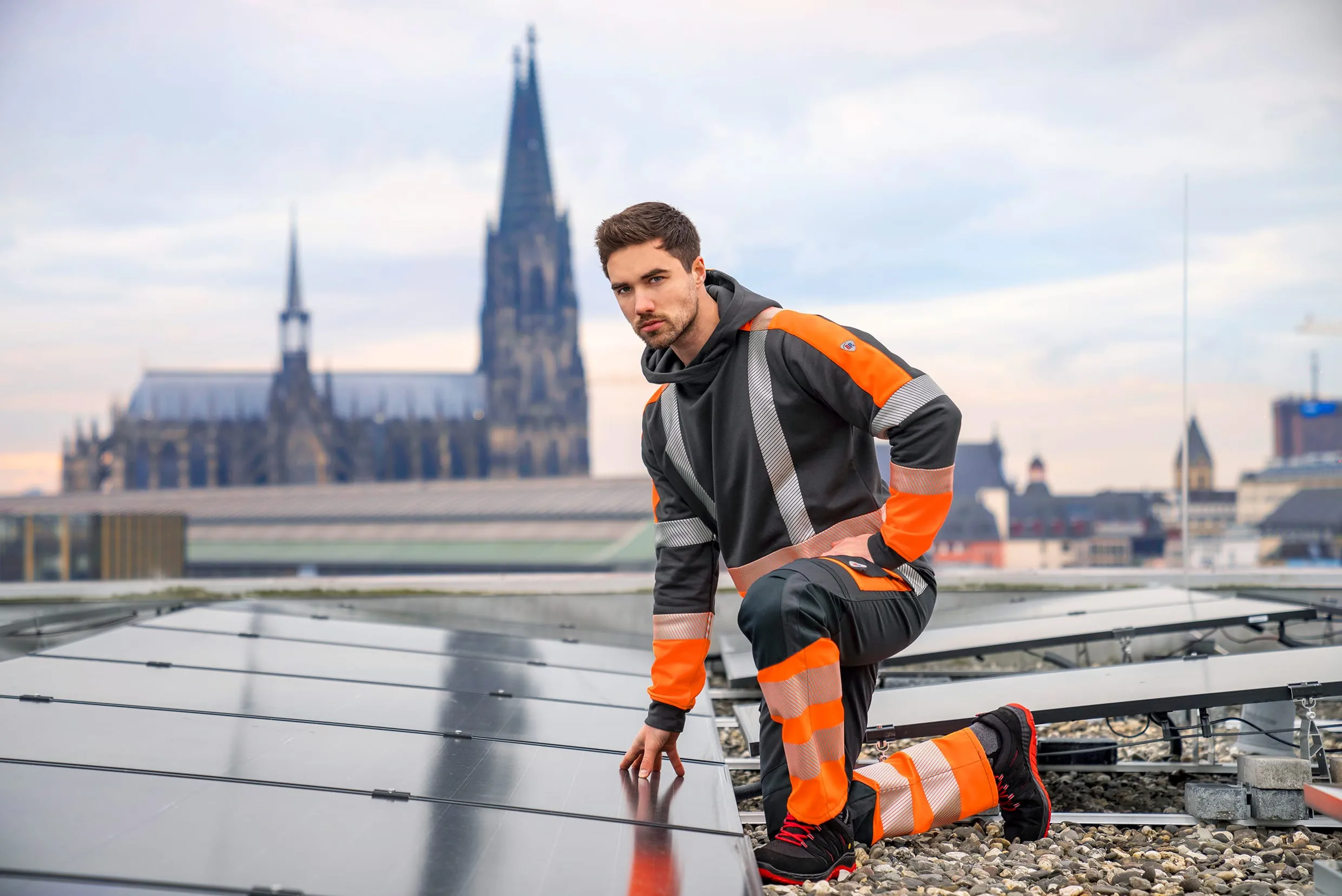 BP erweitert seine Multinormschutz-Kollektion BP Multi Protect Plus um Hoodies und Hybrid-Hosen mit Warnschutzklasse 1. Die Hybrid-Hosen vereinen Leichtigkeit und Robustheit. An den für typische Bewegungsabläufe wichtigen Stellen sind Stretch-Elemente eingebaut: oberhalb der Knietasche, im rückwärtigen Bund sowie im Schritt und Gesäßbereich.