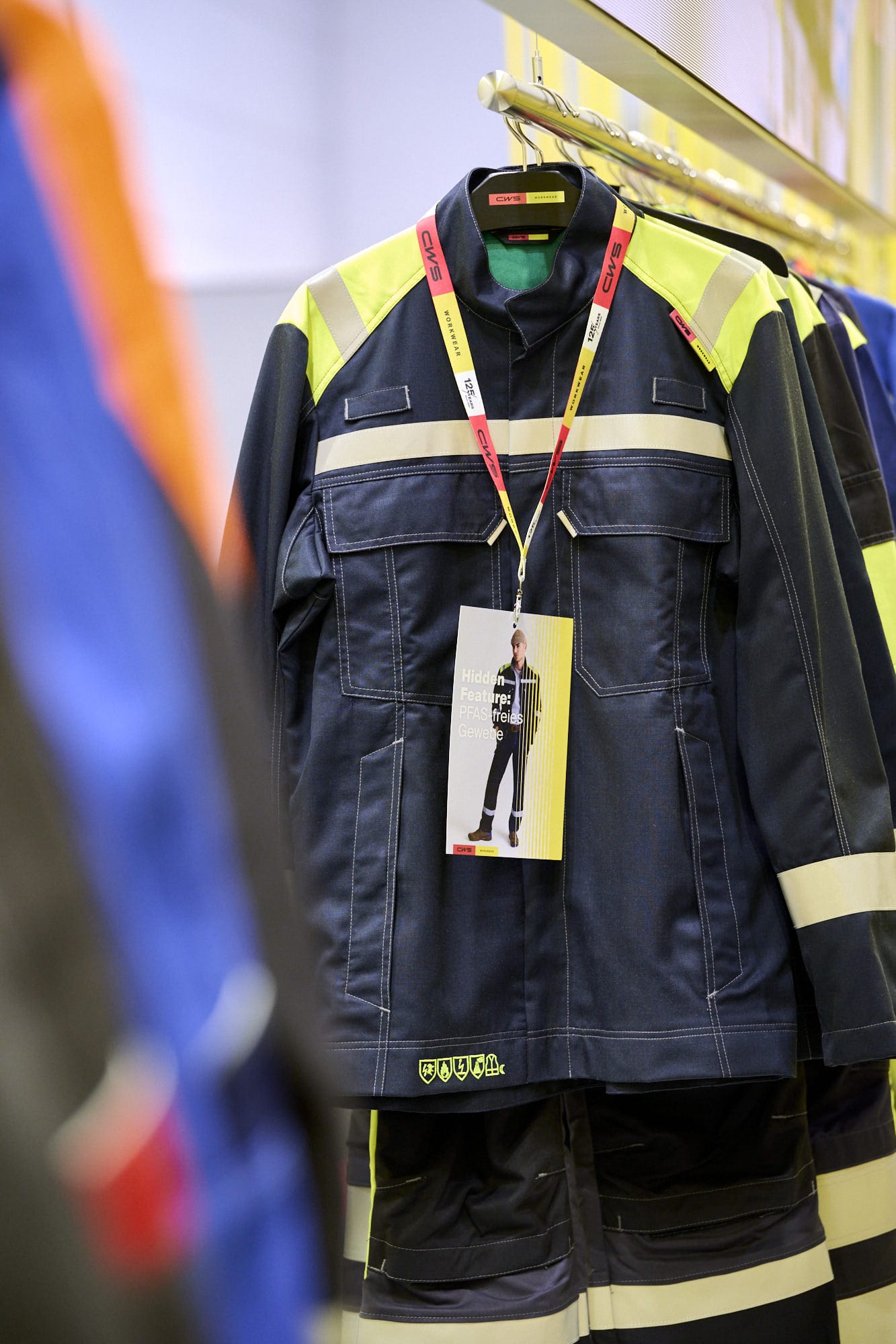 Unter dem Motto "Hidden Features – mehr als Workwear" präsentierte CWS Workwear auf der A+A, dass die Stärken moderner Arbeitskleidung dort liegen, wo man sie nicht sofort sieht: in innovativen Materialien, digitalen Prozessen und Serviceleistungen. Außerdem wurden vier neue Multinorm-Kollektionen vorgestellt, darunter auch die "Safety Nomex Light", die nach Angaben von CWS aus einem Stoff ohne PFAS hergestellt wird.
