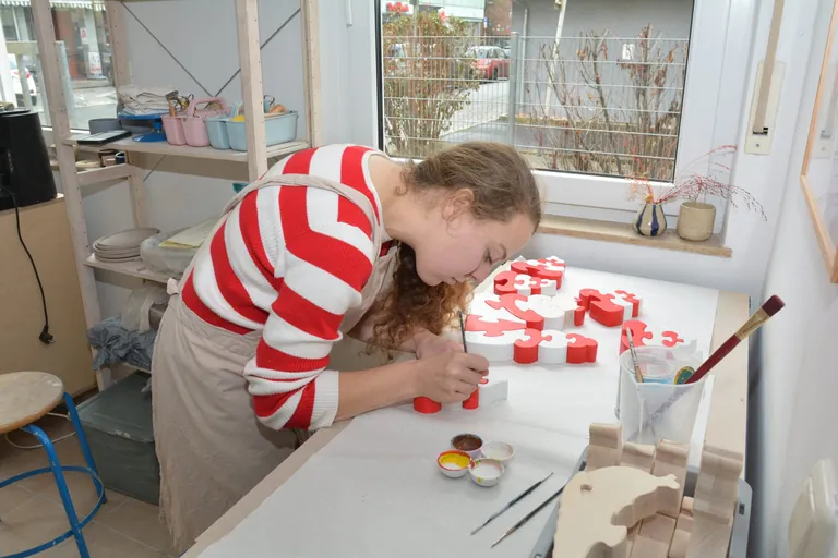 Helena Stempfel bemalt Holzpuzzle