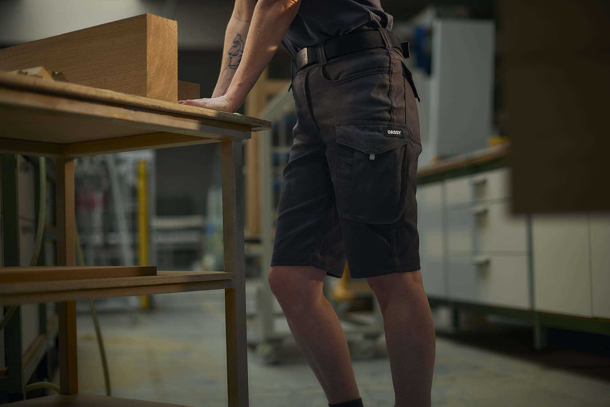 Dassy präsentierte die beiden neuen Kollektionen Icons (Foto) und Essentials sowie ein runderneuertes Sortiment von Warnschutzkleidung. Arbeitskleidung entwickelt sich von etwas rein Praktischem zu einem vollwertigen Bestandteil des persönlichen Stils. "Die Grenzen zwischen Arbeit und Freizeit verwischen. Mit Arbeitskleidung kann man sich auch außerhalb der Arbeitszeit sehen lassen", so CEO Véronique Mulliez.