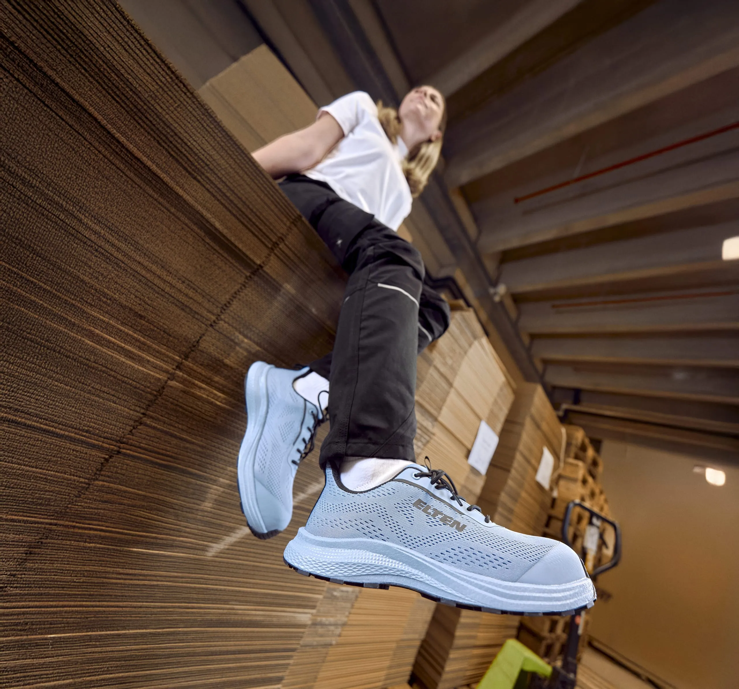 "Wellmaxx Feel" von Elten bietet Sicherheitsschuhe deutlich unter 400 Gramm, sportliches Design und Komfort. Zehenschutzkappe, flexibler Durchtrittschutz und die Infinergy-Zwischensohle sorgen für Schutz und Dämpfung. Im Angebot sind zehn Varianten in O1, S1 und S1PS – auch mit Boa Fit System – in den Größen 36 bis 47 (S1, S1P) und 37 bis 48 (O1). Im Bild: Tavixx XXFE blue Low ESD S1.