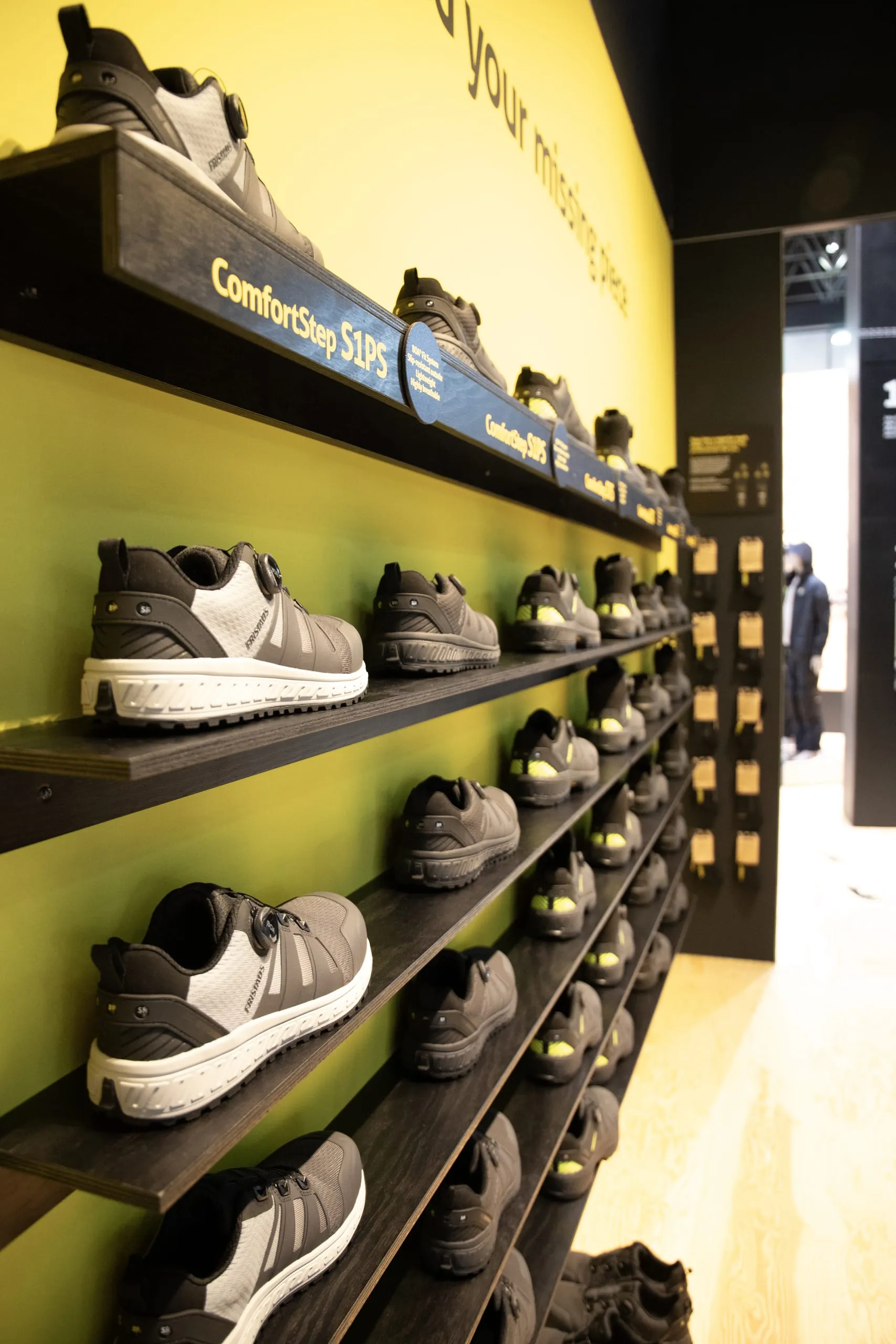 Zum 100-jährigen Jubiläum präsentierte Fristads auf der A+A zwei Neuheiten für 2026: die Multi­norm-Green-Kollektion und zum ersten Mal eine Schuhkollektion, "ComfortStep". Damit ist nach Herstellerangaben das bisher fehlende Stück für eine vollständig durchdachte Workwear-Ausstattung gegeben. Dieses vereine nun ergonomische Technologie, moderne Sicherheitsstandards und nachhaltige Materialien.