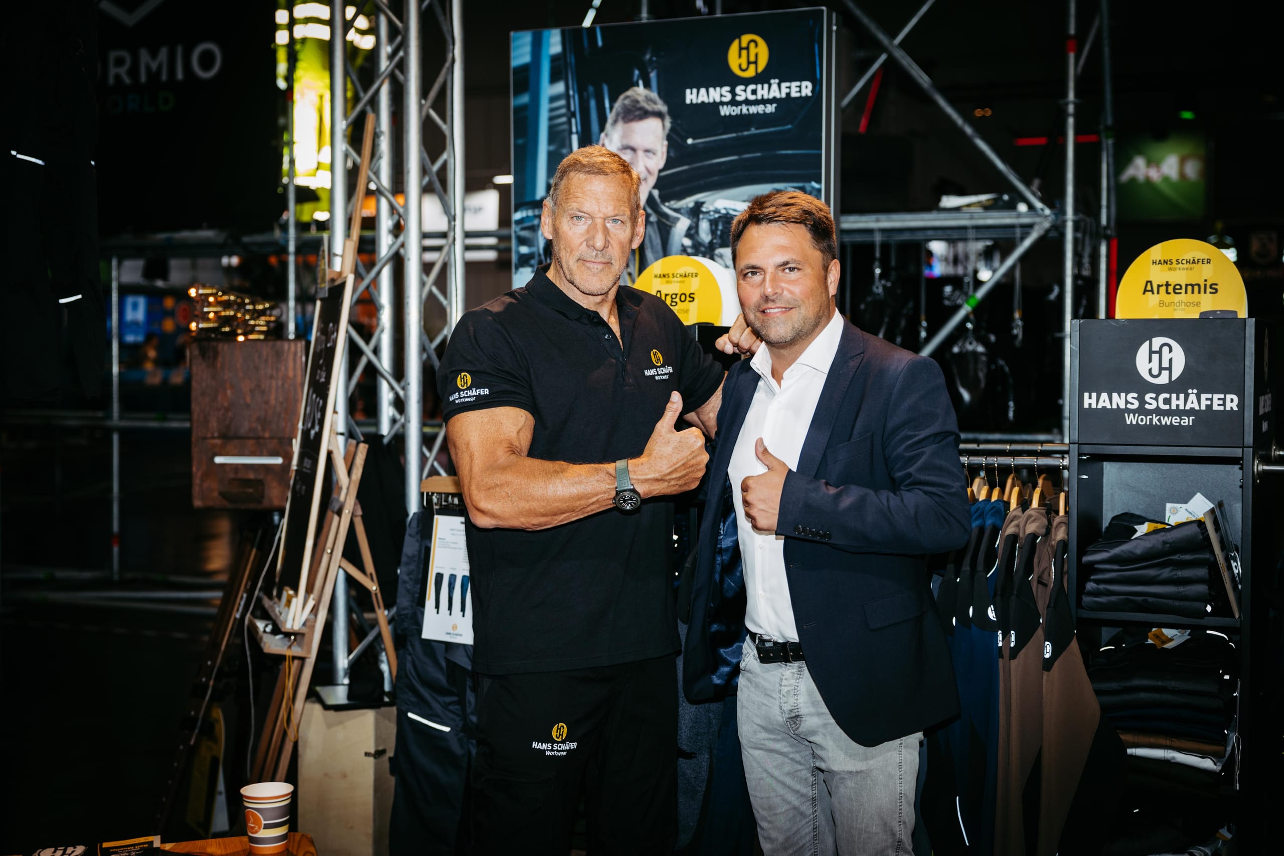 Hans Schäfer Workwear präsentierte nicht nur eine neue Berufskleidungs-Kollektion, sondern auch die neue Fitnessaktion der Initiative "Motivation Handwerk": Neue Auszubildende im Handwerk können sich jetzt für ein exklusives Training mit Hollywood-Star Ralf Moeller (im Bild links mit Andreas Grewe, geschäftsführender Gesellschafter Hans Schäfer Workwear) bewerben.