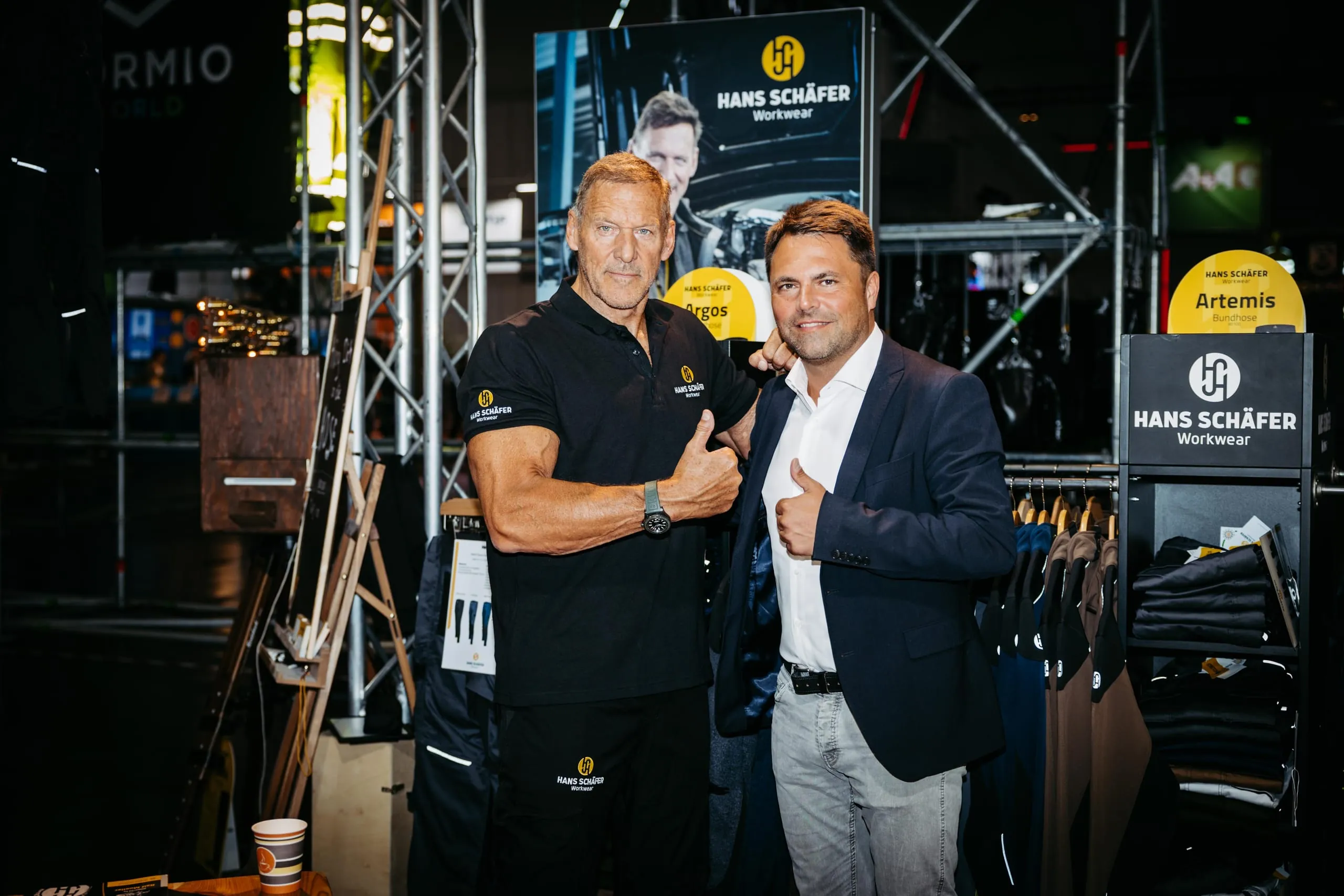 Hans Schäfer Workwear präsentierte nicht nur eine neue Berufskleidungs-Kollektion, sondern auch die neue Fitnessaktion der Initiative "Motivation Handwerk": Neue Auszubildende im Handwerk können sich jetzt für ein exklusives Training mit Hollywood-Star Ralf Moeller (im Bild links mit Andreas Grewe, geschäftsführender Gesellschafter Hans Schäfer Workwear) bewerben.