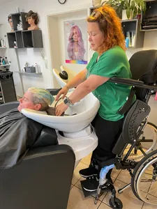 Tanja Jacobi beim Test des Stehrollstuhls