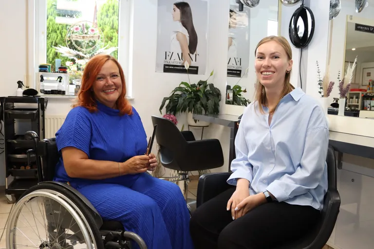 Friseurmeisterin Tanja Jacobi und Inklusionsberaterin Carolin Zimmermann