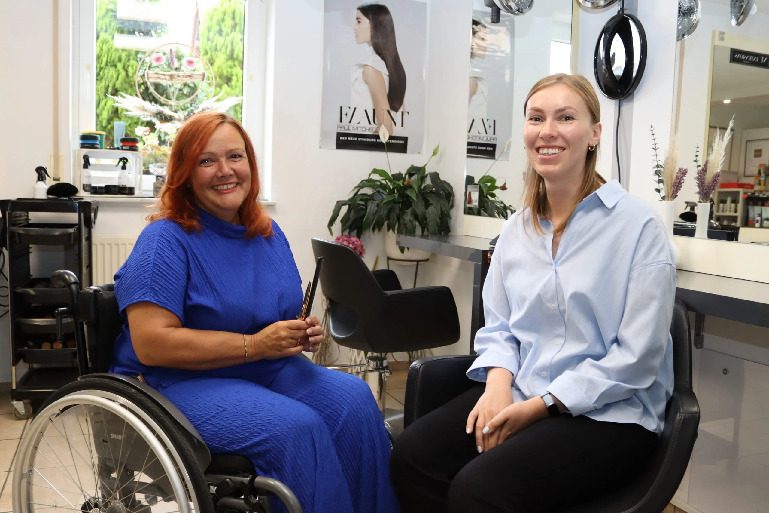 Stehrollstuhl abgelehnt: Friseurin kämpft um ihren Beruf