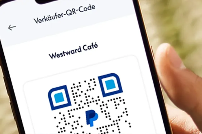 Nahaufnahme eines Smartphone-Displays, auf dem eine PayPal-QR-Code f&uuml;r eine kontaktlose Zahlung angezeigt wird.