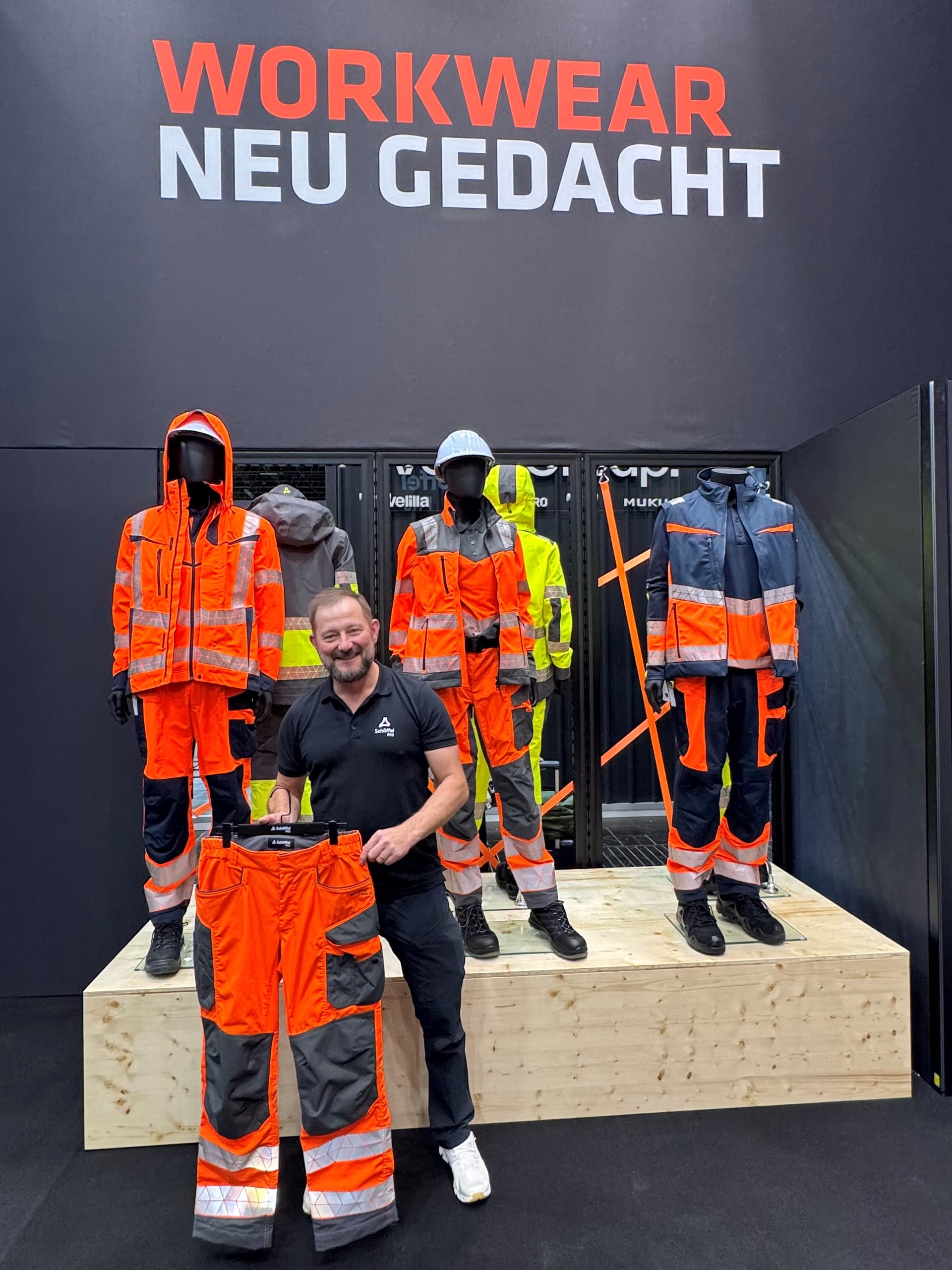 Die Warnschutz-Kollektion von Schöffel Pro feierte auf der A+A Premiere. Die Polycotton-Arbeitshose "WS Meistermacher" ist als Bund-, Latz- und kurze Hose für Damen und Herren erhältlich. "Entwicklung von Schutzbekleidung der Zukunft bedeutet, zu schauen, wie man den Komfortquotienten und die Funktionalität erhöhen kann, ohne Strapazierfähigkeit oder Schutz zu beeinträchtigen", so Geschäftsführer Thomas Bräutigam (Foto).