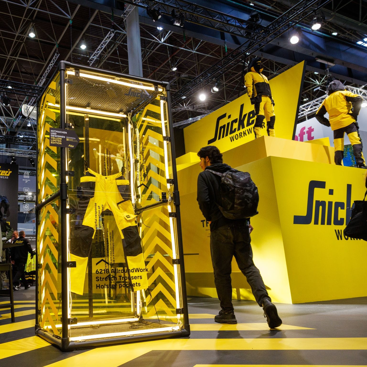 Im Mittelpunkt der „Yellow Campaign“ von Snickers stand die neue Stretchhose 6218. Ein Allrounder für das Handwerk mit Bewegungsfreiheit dank 4-Wege-Stretch, Werkzeughalter mit Klettverschluss und Cordura-Verstärkung an Knie- und Holstertaschen. Die Hose ist nach DIN EN 14404 zertifiziert und vereint nach Herstellerangaben Funktionalität und Tragekomfort mit sportlichem Outdoor-Look.