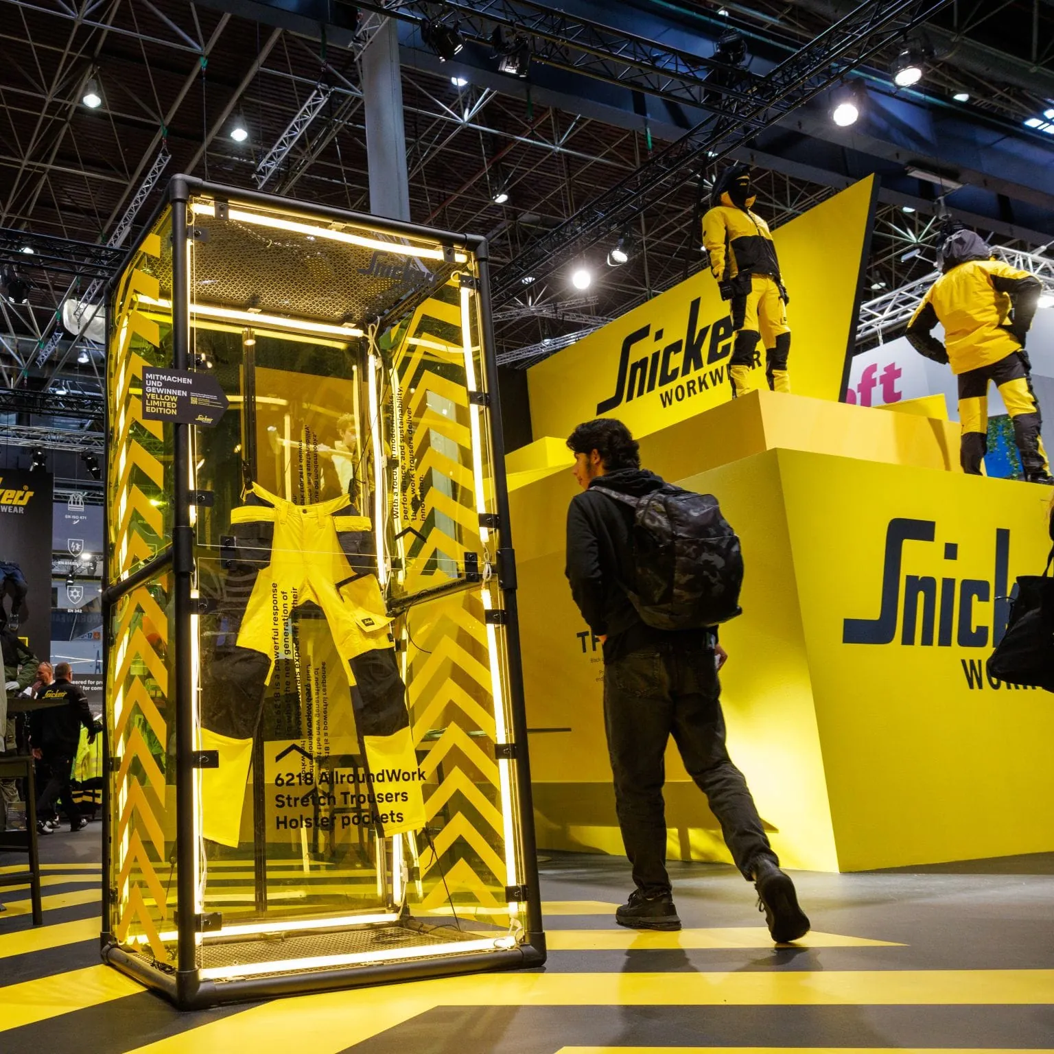 Im Mittelpunkt der „Yellow Campaign“ von Snickers stand die neue Stretchhose 6218. Ein Allrounder für das Handwerk mit Bewegungsfreiheit dank 4-Wege-Stretch, Werkzeughalter mit Klettverschluss und Cordura-Verstärkung an Knie- und Holstertaschen. Die Hose ist nach DIN EN 14404 zertifiziert und vereint nach Herstellerangaben Funktionalität und Tragekomfort mit sportlichem Outdoor-Look.