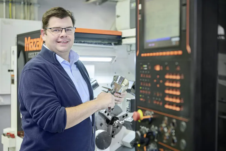 Reinigung ist neben Brandschutz eines der Haupteinsatzgebiete von D&uuml;sentechnik. Thomas Wenzel zeigt hier eine Tankreinigungs- oder auch Silowaschd&uuml;se.