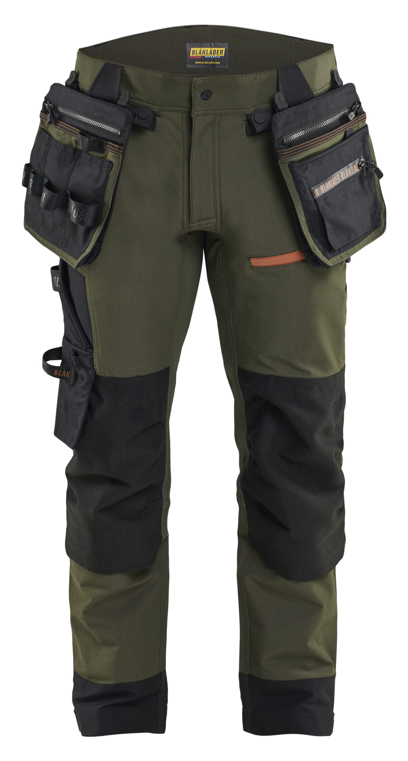 In Düsseldorf stellte Blåkläder das ToolRig vor – ein modulares Werkzeugträgersystem. Der Nutzer kann die Werkzeugausstattung je nach Aufgabe, Umgebung und persönlichen Vorlieben konfigurieren und anpassen. Der Clou: Dank einer Art "Führschiene" an der Arbeitshose kann die Werkzeugtasche verschoben werden – beispielsweise von der linken auf die rechte Seite.