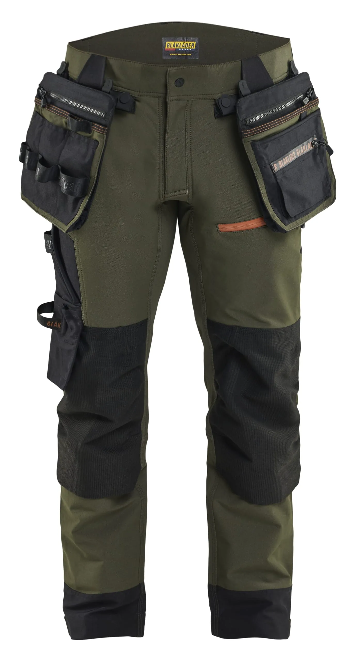 In Düsseldorf stellte Blåkläder das ToolRig vor – ein modulares Werkzeugträgersystem. Der Nutzer kann die Werkzeugausstattung je nach Aufgabe, Umgebung und persönlichen Vorlieben konfigurieren und anpassen. Der Clou: Dank einer Art "Führschiene" an der Arbeitshose kann die Werkzeugtasche verschoben werden – beispielsweise von der linken auf die rechte Seite.