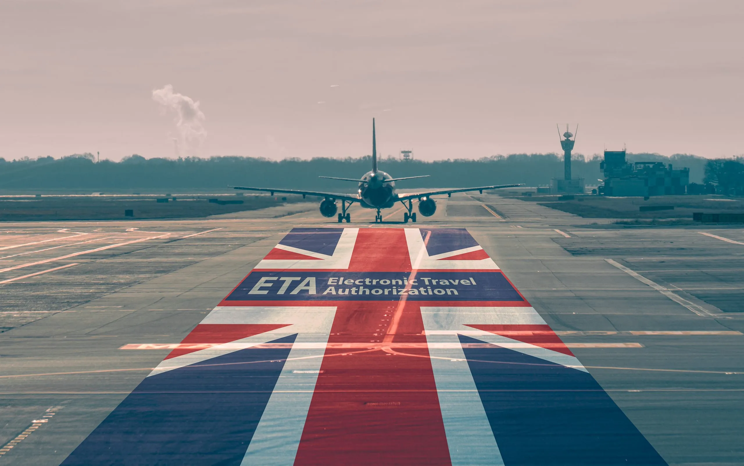 Flugzeug, das sich auf einer Landebahn mit der Flagge des Vereinigten Königreichs und dem Text „ETA Electronic Travel Authorization“ (elektronische Reisegenehmigung) für den Abflug bereitmacht, symbolisiert die Reise nach Großbritannien.