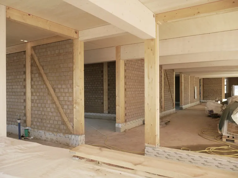 Lehmsteinmauerwerk in Kombination mit modernem Holzbau am Objekt St. Mauritius-Schule Halle (Saale) 