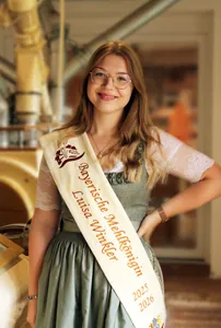 Mehlk&ouml;nigin Luisa Winkler im k&ouml;niglichen Gewand