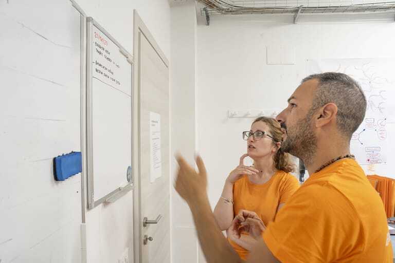 Team-Meeting zu Jahreszielen im Elektro-Betrieb