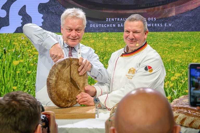 Alois Rainer und Bäckerpräsident Ermer
