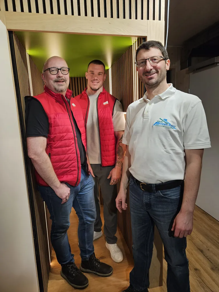 Ralph Leuenberger und Marc Schwerzler von der Geschäftsführung bei Flexomobil mit Mathias Hug (v. li.)