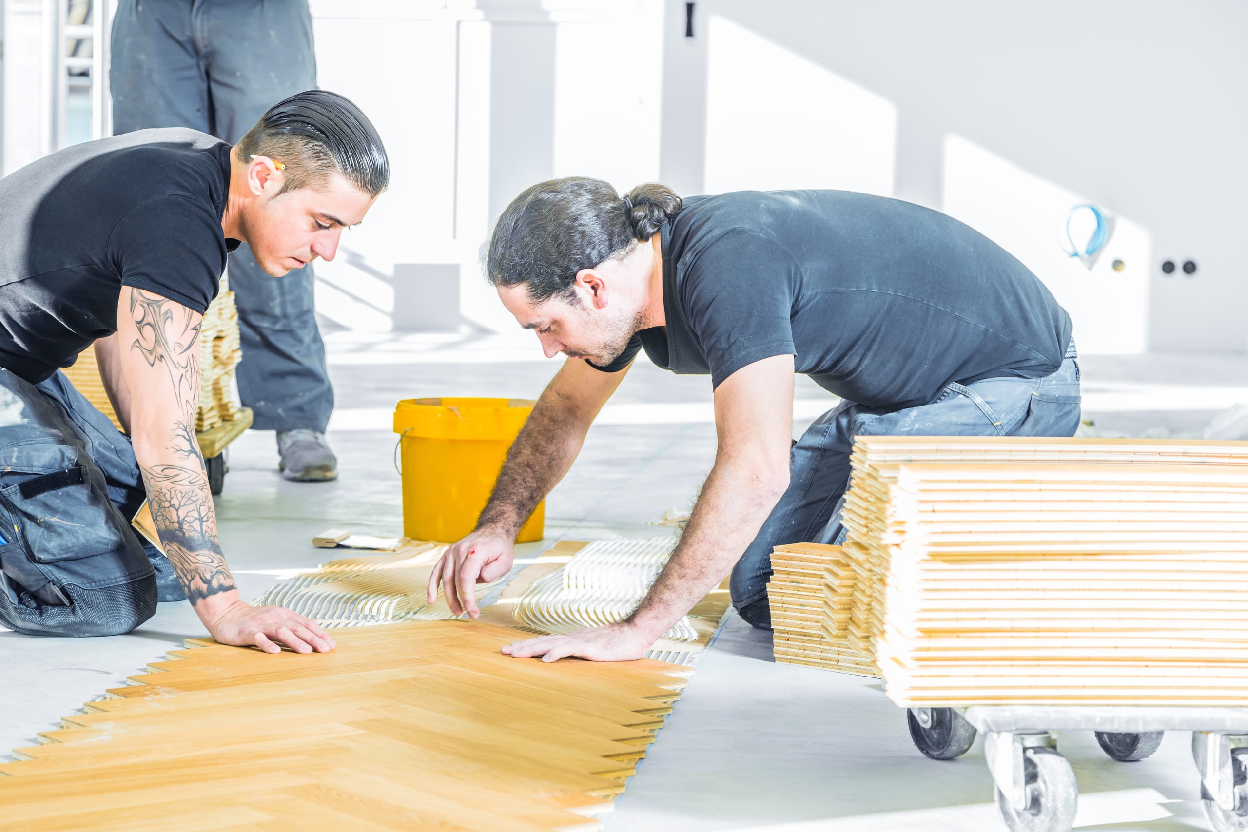 Handwerker verlegen Parkettboden , fischgrätparkett boden.