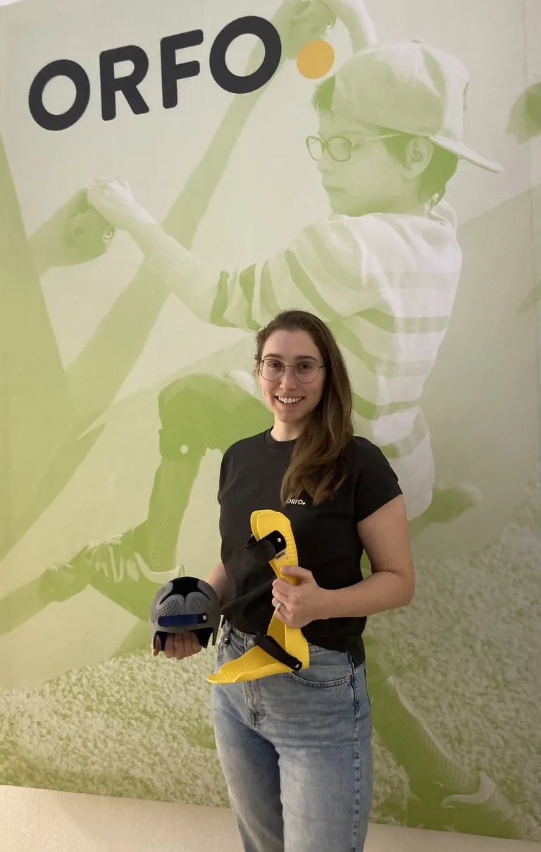 Orthopädietechnikerin und Produktionsleiterin Ulrike Storch mit vollautomatisiert gefertigtem Helm und Lagerungsorthese.