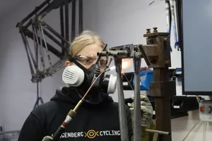 Carina Hubach beim L&ouml;ten der Gabel.