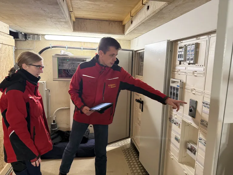 Rainer Schmitz und seine Auszubildende Delayne Zimmermann sind sich einig: Der Azubiaustausch motiviert und bringt die Nachwuchskräfte fachlich und menschlich weiter. Foto: Elektroinnung Westeifel