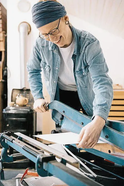 Buchbindermeisterin Theresa Wedemeyer.