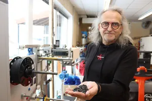 Jo Kunath präsentiert das selbst entwickelte Material Resona