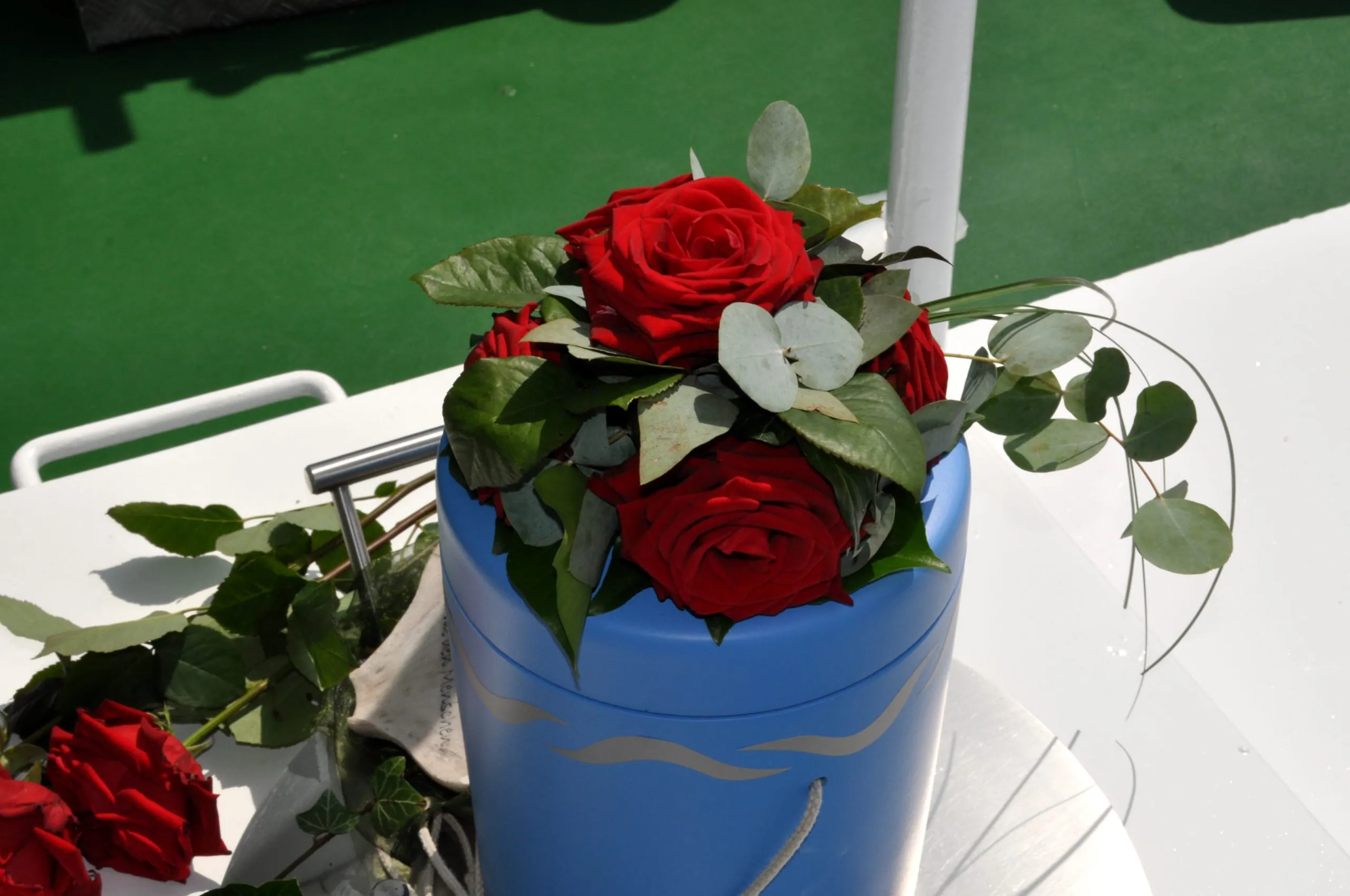 Bestatter suchen nach der richtigen Urne für das Wasser