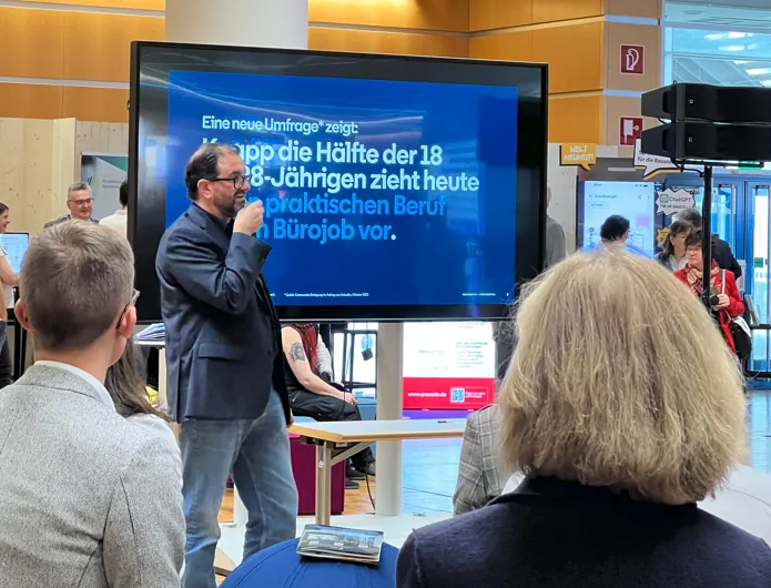 Herr Zeinecker, warum sollte ich meine Zeit auf LinkedIn verbringen?