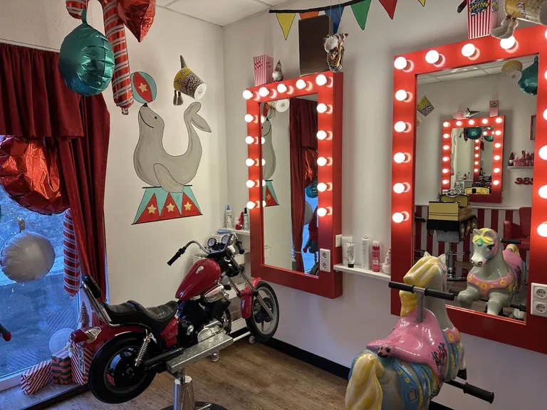 Au&szlig;ergew&ouml;hnliche Sitzgelegenheiten: Zirkuspferd und Motorrad statt klassischer schwarzer Lederst&uuml;hle.