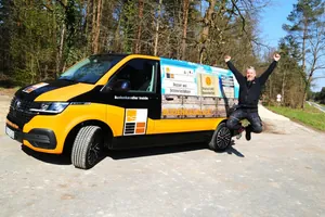 Bodenkavalier Ronny Schulz mit Firmenfahrzeug