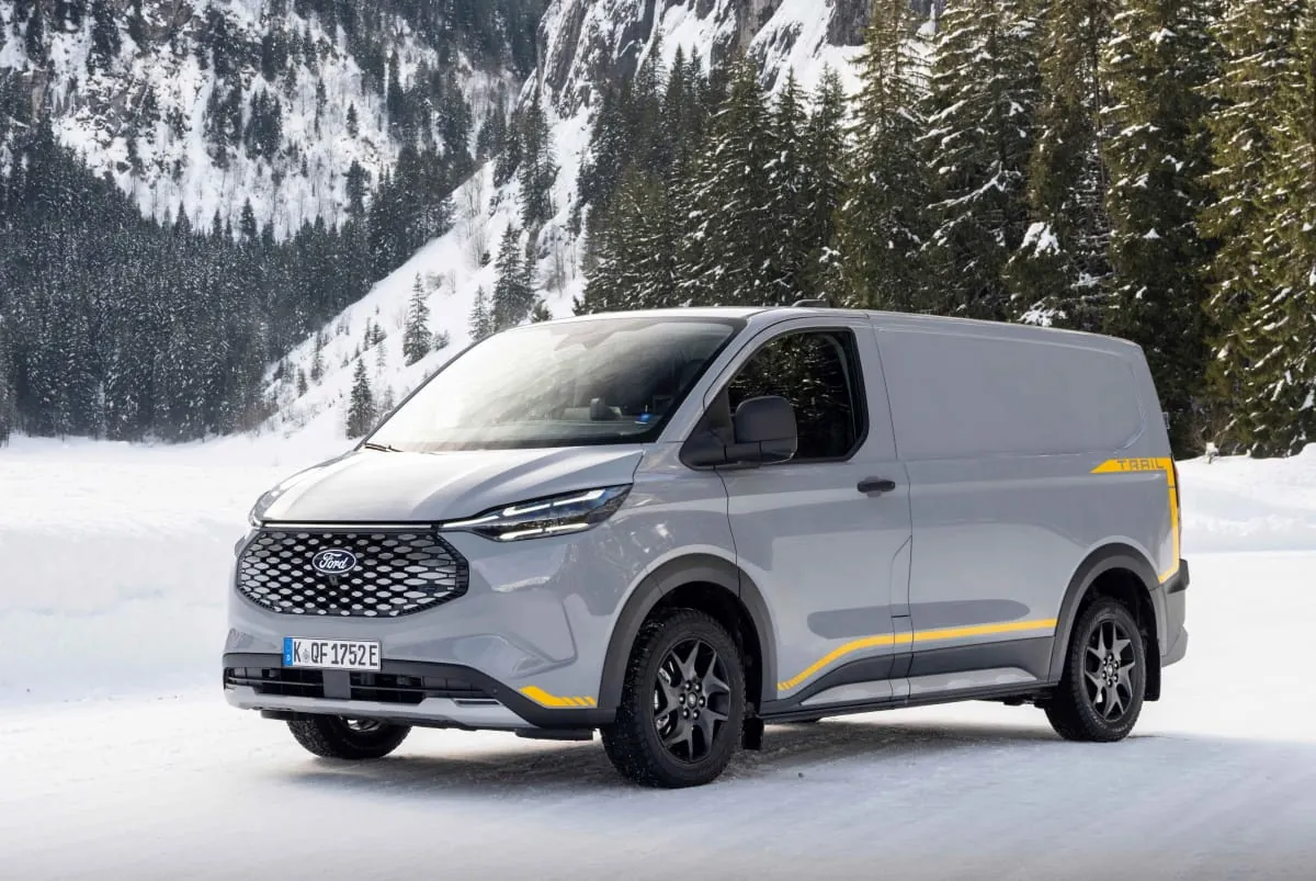 Ford rüstet den E-Transit Custom mit Allradantrieb aus