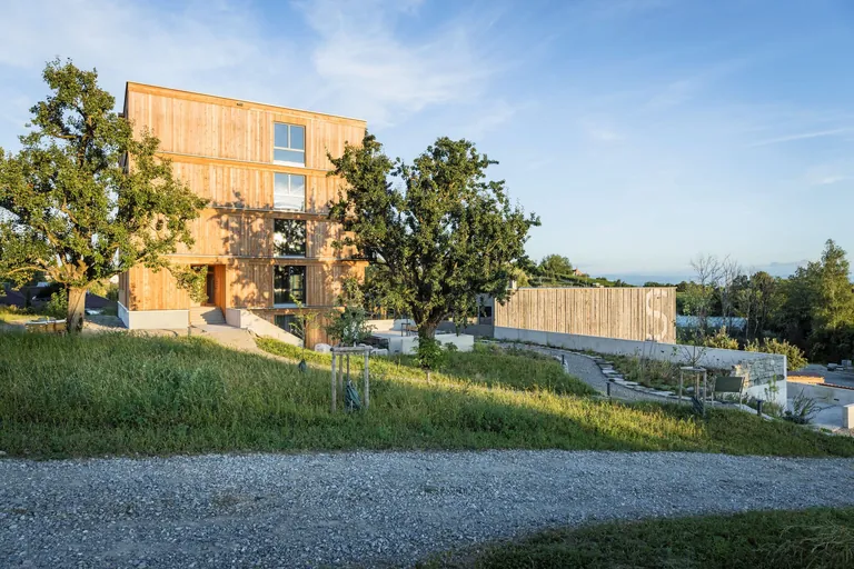 Der moderne Holzbau bildet den Sitz des Unternehmens mit seinen rund sechzig Mitarbeitenden