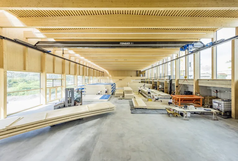 Blick von oben in die Zimmerei: Hier kommen moderne Technik und klassisches Handwerk zusammen.
