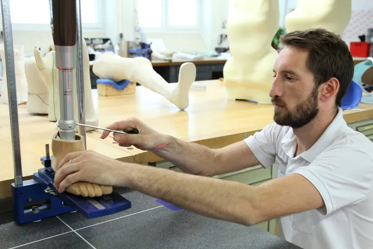 Ein Orthop&auml;dietechniker arbeitet an einer Beinprothese