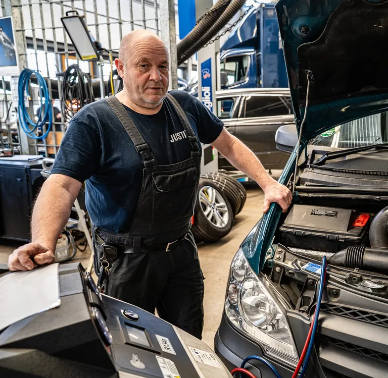 Kfz-Meister Jan Kremser leitet in der JVA Dresden die Autowerkstatt.