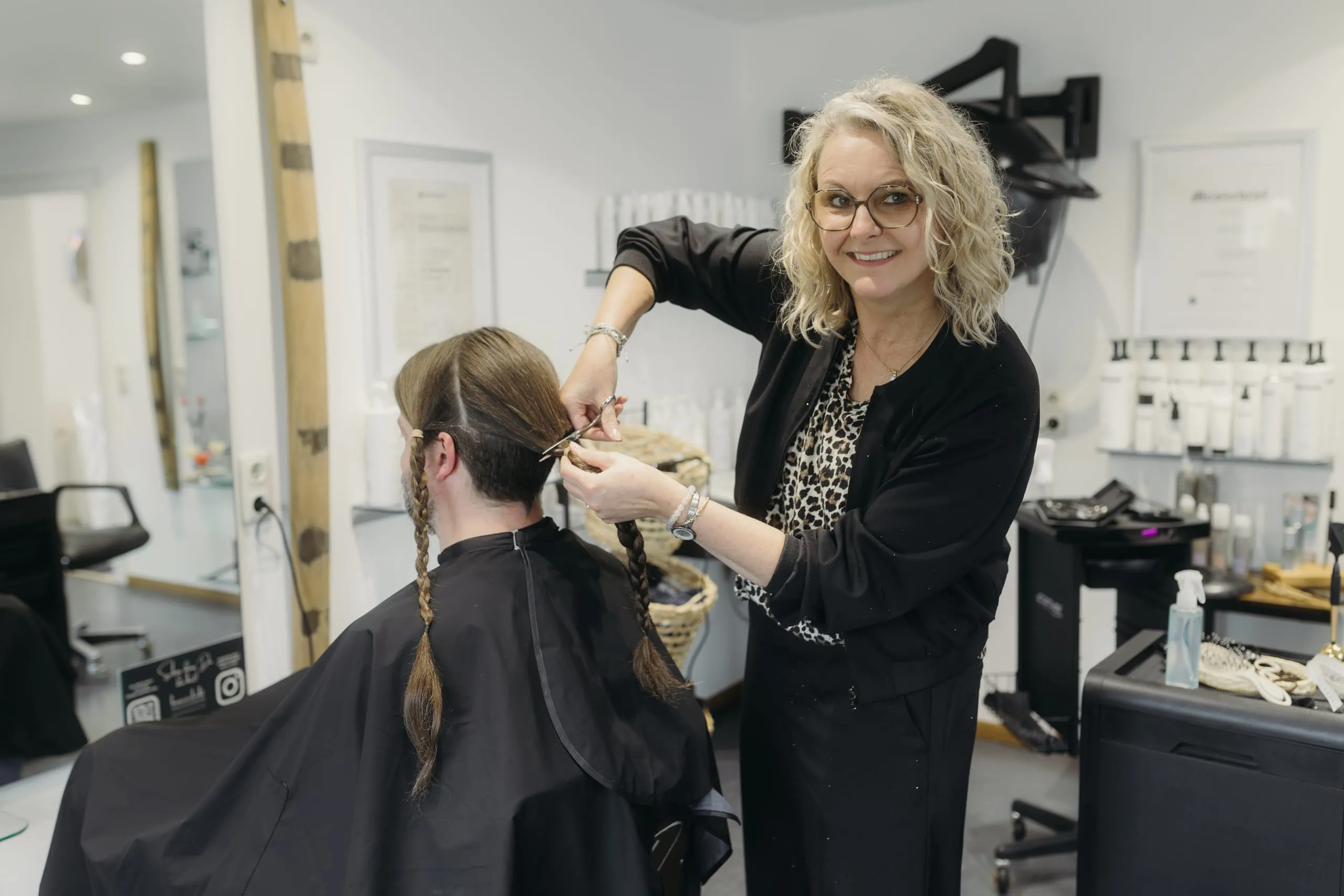 Wie Friseurinnen mit Schere und Herz Gutes tun