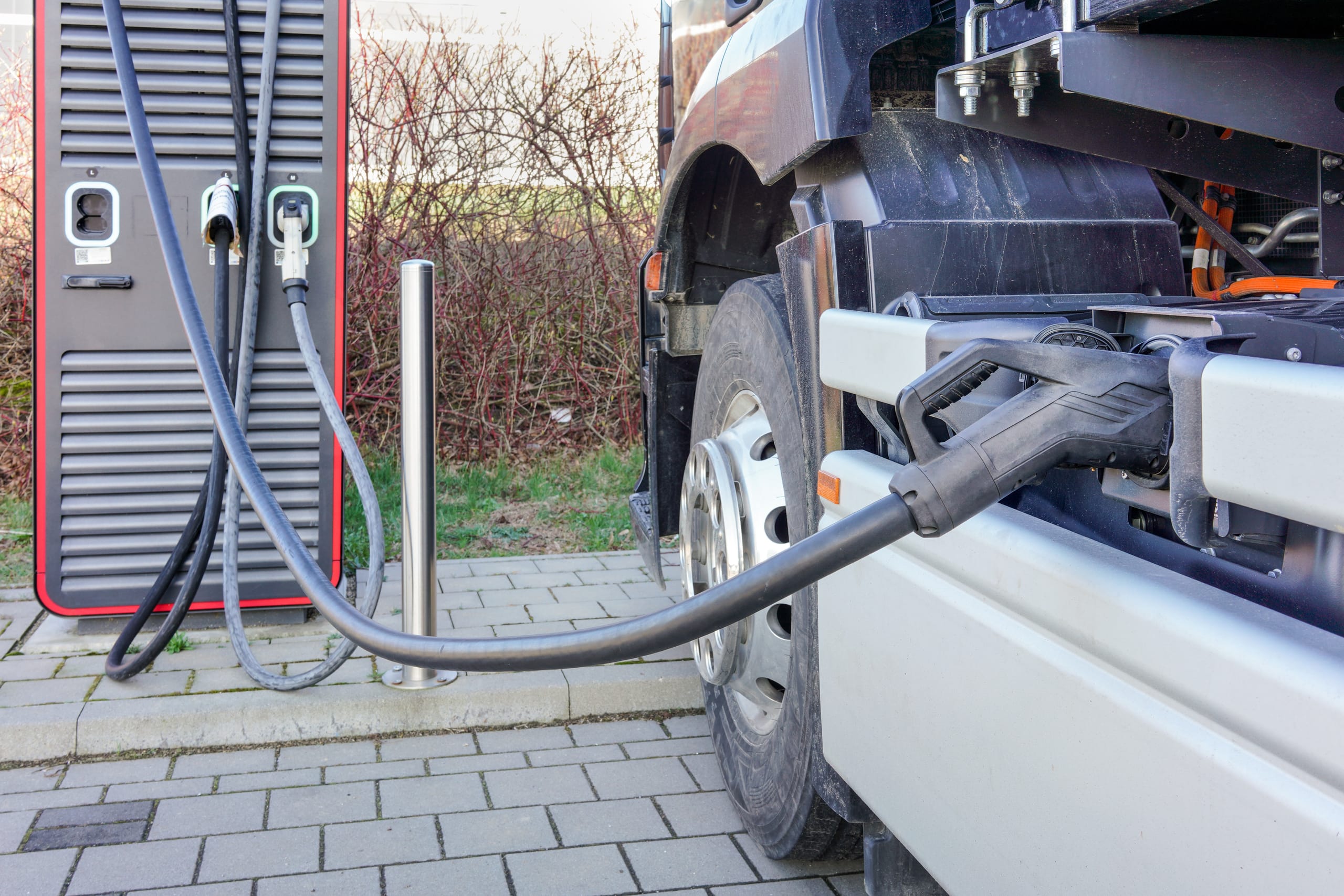 Elektro LKW lädt seine Batterie an einer Ladesäule auf