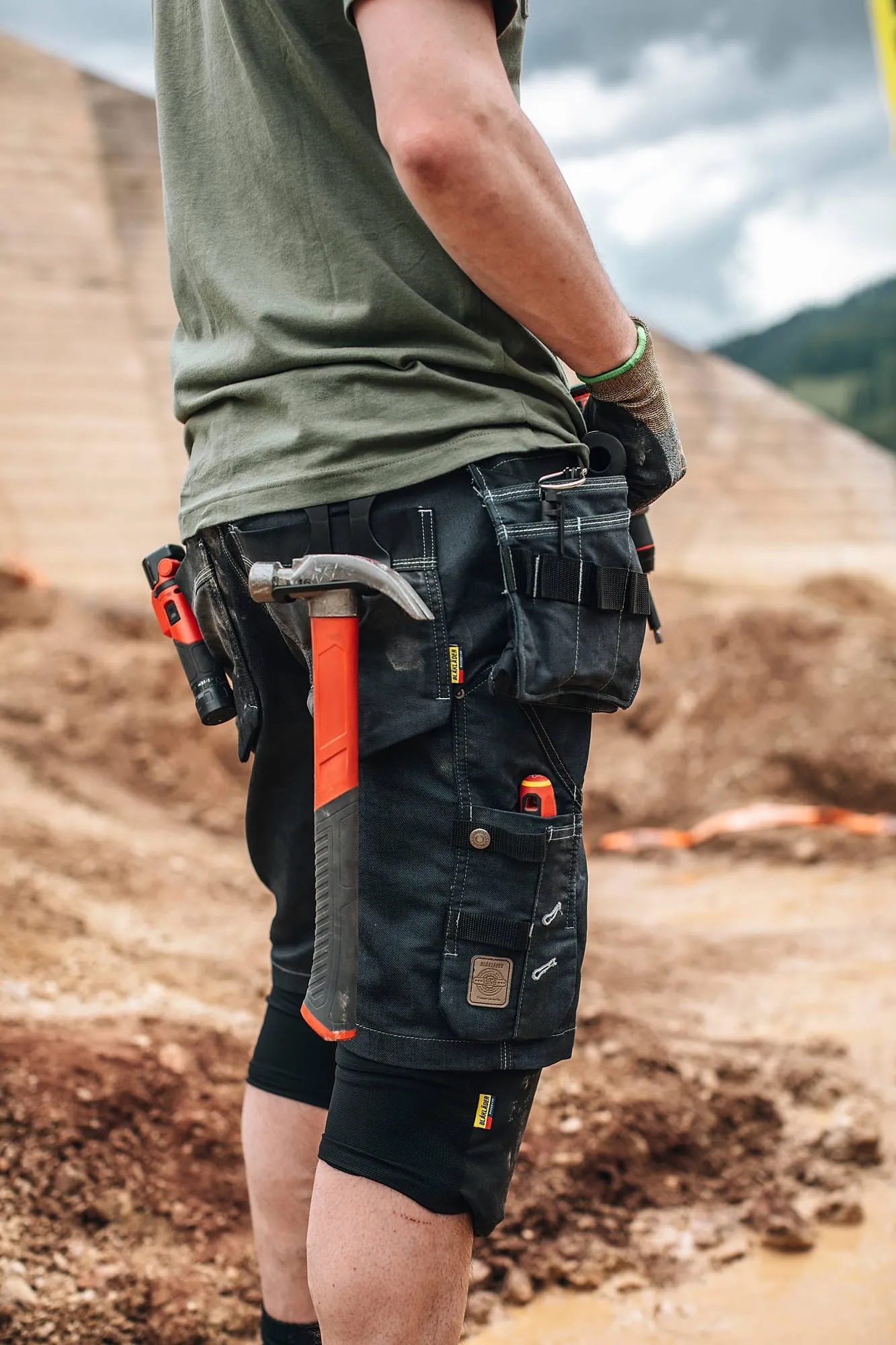 Ein leichtes, funktionelles T-Shirt und eine Shorts aus dem Premium-Sortiment „Striker“ von Blåkläder bietet dank Stretch- und atmungsaktiven Mesh-Einsätze eine optimale Bewegungsfreiheit und einen hohen Klimakomfort.