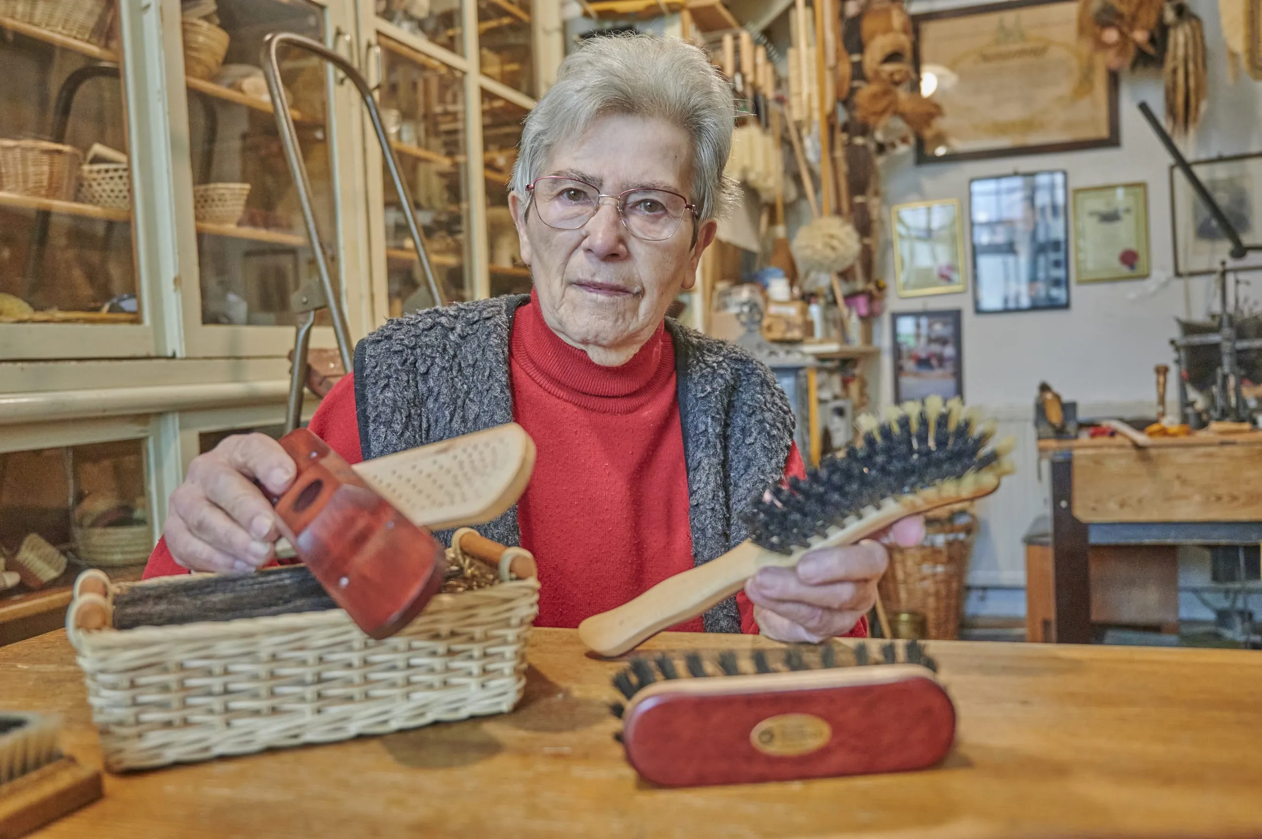 Mit 86 noch hinter der Ladentheke: Die Bürstenmacherin von Naumburg