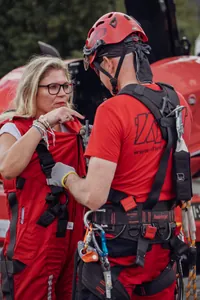Susanne Deininger in pers&ouml;nlicher Schutzkleidung